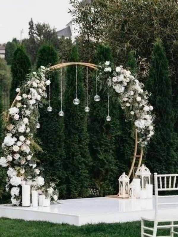 Circular-Wedding-Arches-for-a-Modern-Romantic-Look